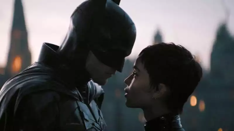 The new Batman trailer sees Batman and Catwoman Flirting and Fighting