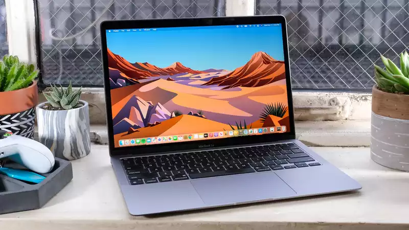 It has been reported that the MacBook M1's screen is cracking without warning