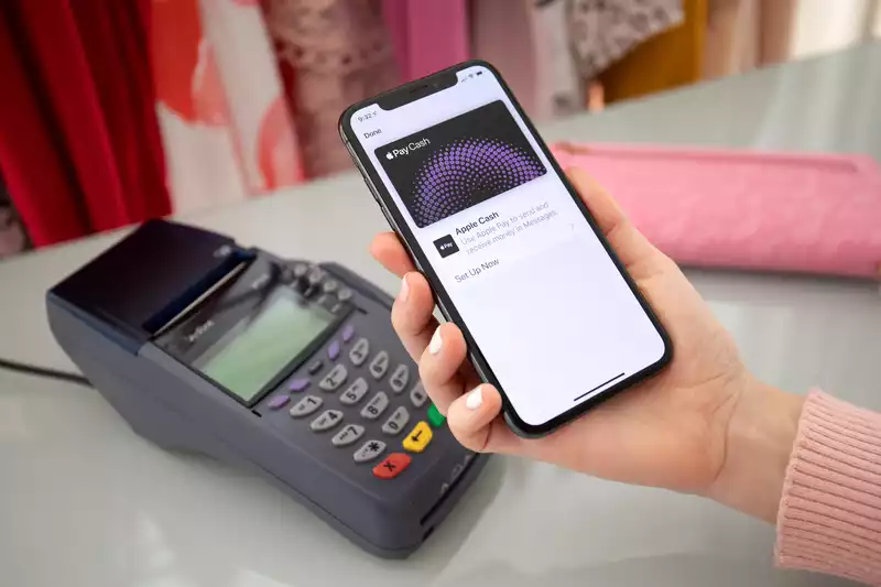 Apple Pay users can receive holiday discounts at eight retailers.